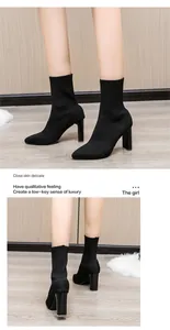 Detailansicht von schwarzen, spitzen Strick-Stiefeletten mit klobigem hohem Absatz