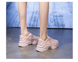 Vue détaillée des baskets compensées roses avec des semelles épaisses respirantes