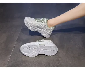 Vue détaillée de baskets compensées respirantes pour femmes avec côté et semelle
