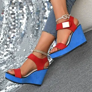 Schicke rote und blaue Keilsandaletten mit Strass-Knöchelriemen und modischem Peep-Toe-Plateau
