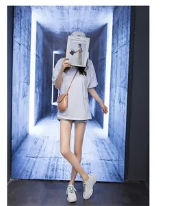 Femme élégante portant des baskets blanches respirantes à semelles compensées en studio moderne