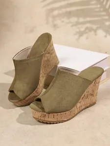 Detalle de las sandalias de cuña en ante verde oliva con plataforma de corcho