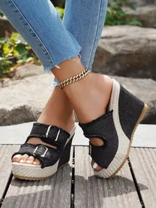 Detailansicht der schwarzen Denim-Keilsandaletten für Damen mit Schnallen und Webplateau