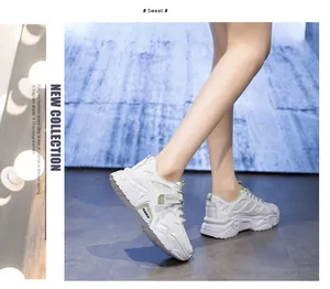 Vue latérale de baskets blanches pour femmes avec semelle plateforme et lacets