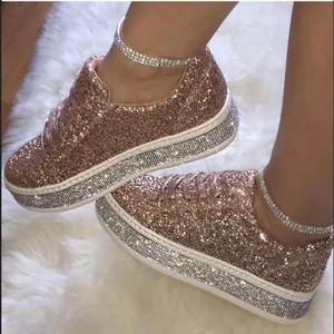 Vista detallada de zapatillas con purpurina oro rosa y suela de plataforma strass