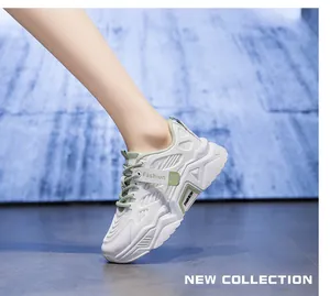 Profil latéral de baskets blanches pour femmes avec mesh respirant et semelles épaisses