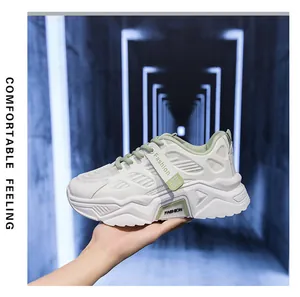 Vue latérale de baskets blanches avec des touches vertes et semelles compensées