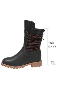 Detailansicht schwarzer Halbstiefel mit 19 cm Schafthöhe und 3 cm Blockabsatzhöhe.