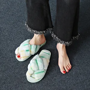 Detailaufnahme von weichen Plüsch-Regenbogen-Slippern mit Kreuzgurt auf grauem Teppich