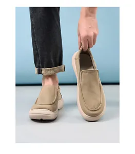 Detailansicht der atmungsaktiven Khaki-Canvas-Slipper für Herren in Trageoptik