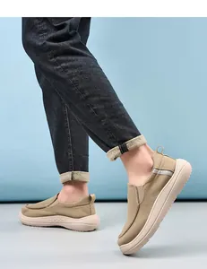 Detaillierte Ansicht der khakifarbenen Herren-Slipper aus Segeltuch mit Gummisohle