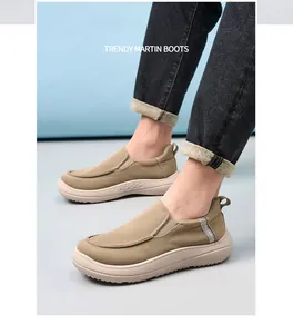 Detailansicht der atmungsaktiven Khaki-Canvas-Loafer für Herren in lässiger Umgebung