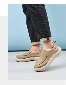 Atmungsaktive Herren-Slipper aus Segeltuch in Khaki, am Fuß gezeigt für den Sommer