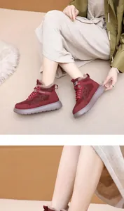 Detalle de zapatos de invierno de algodón burdeos para mujer con forro de felpa cálido
