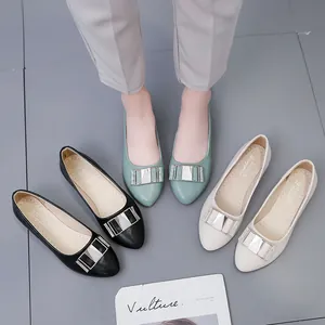 Modische spitze Ballerinas mit Strass-Schnalle in Schwarz, Grün und Beige.