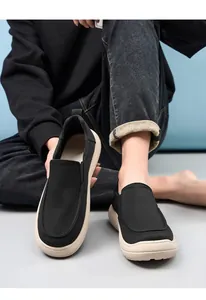 Detailansicht der atmungsaktiven schwarzen Canvas-Loafer für Herren mit beiger Sohle