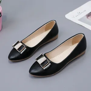 Detailansicht eleganter schwarzer spitzer flacher Schuhe mit funkelnder Strassschnalle