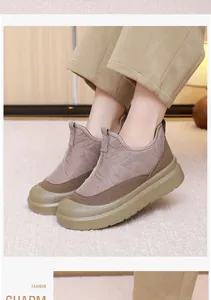 Detalle de botas de invierno cálidas para mujer con diseño acolchado y suela gruesa.