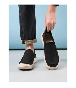 Detailansicht der atmungsaktiven schwarzen Canvas-Slipper für Herren mit flexibler Sohle