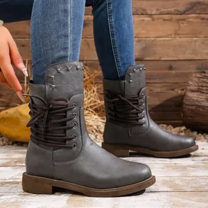 Elegante graue Damenstiefeletten mit dekorativer Seitenschnürung und Nietendetails