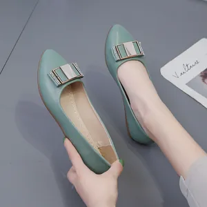 Elegante mintgrüne spitze flache Schuhe mit einer funkelnden Strassstein-Schnalle