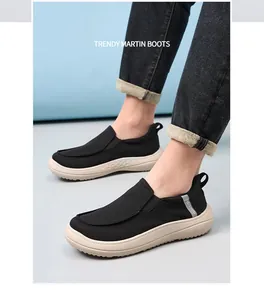 Detailansicht atmungsaktiver schwarzer Canvas-Slipper für Herren mit Gummisohlen