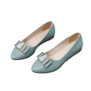 Eleganti ballerine a punta azzurre da donna con decorazione a fiocco in strass.