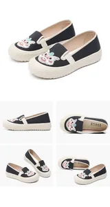 Detailansicht ethnischer bestickter Slipper mit Löwentanz-Motiv und flacher Sohle.