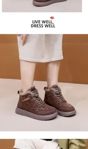 Primer plano de botas de nieve de invierno para mujer con estampado de leopardo café