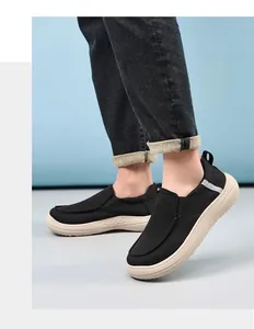 Seitenansicht schwarzer Herren-Slipper aus atmungsaktivem Stoff mit cremefarbener Sohle