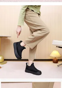 Detalle de botas de nieve de invierno negras para mujer con forro cálido y suela antideslizante