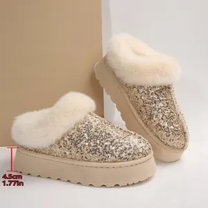 Detalle de botas de nieve con plataforma de lentejuelas champán y tacón de 4,5 cm