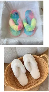 Detail von farbenfrohen Regenbogen- und weißen Plüsch-Flip-Flops in Geschenkpräsentation