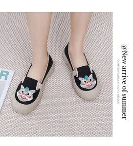 Detailansicht der atmungsaktiven chinesisch bestickten Slipper mit weicher Sohle an den Füßen