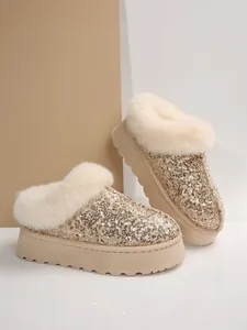 Detalle de zapatillas de plataforma con lentejuelas champán y ribete de pelo.