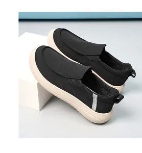 Detailansicht schwarzer Herren-Canvas-Slipper mit dicker beiger Gummisohle