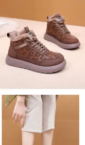 Detalle de botas de invierno marrones para mujer con estampado de leopardo y forro polar