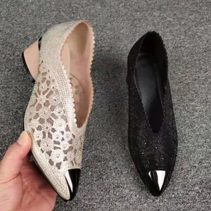 Detail van mesh pumps met strass, puntige neus, blokhak en elegant opengewerkt ontwerp