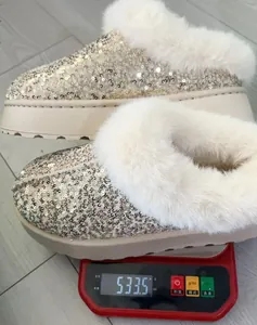 Medición de botas de nieve con lentejuelas que pesan 533,5 gramos