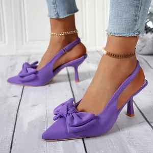 Detailansicht lila französische spitze High-Heel-Sandalen mit großer Schleifendetail