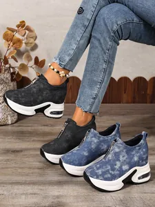 Damen-Sneaker aus Denim mit Keilabsatz, Reißverschluss vorne und dicker Sohle im Alltag