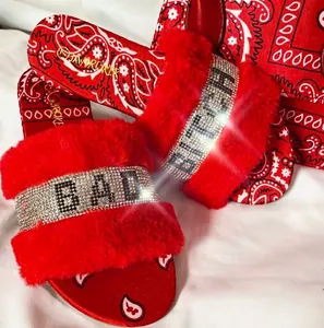 Detailansicht roter flauschiger Paisley-Hausschuhe mit Strassstein BAD BITCH Schriftzug