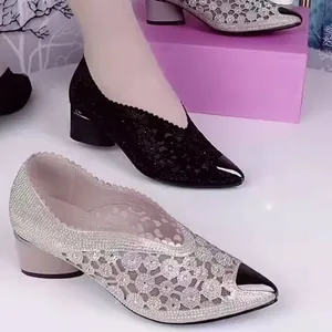Elegante pumps met blokhak, strass-steentjes, puntige neus en mesh hol uitgesneden.