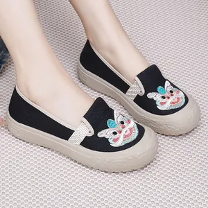 Traditionelle chinesische Slipper mit Löwentanz-Stickerei und flachen, weichen Sohlen