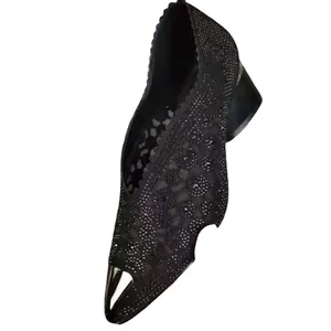 Elegante zwarte mesh schoenen met blokhak, strass bloemmotief en metalen neuskap