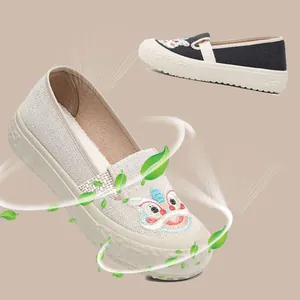 Traditionelle chinesische bestickte Segeltuch-Loafers für Damen, atmungsaktiv.