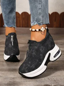 Detailansicht schwarzer Denim-Keil-Sneaker mit dicker weißer Sohle und Frontreißverschluss