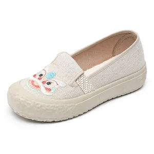 Beigefarbene Canvas-Slip-On-Schuhe mit traditioneller chinesischer Löwentanzstickerei