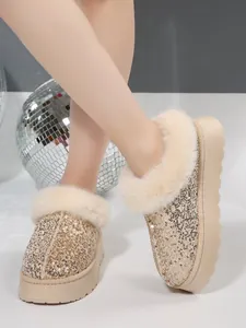 Detalle de botas de nieve con lentejuelas y plataforma con ribete de pelo sintético suave