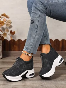 Detailansicht der Denim-Plattform-Wedges mit Frontreißverschluss und Luftpolstersohle